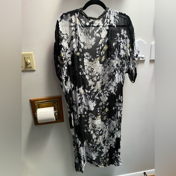 🖤5/$20 Light Floral Cover Up - Picture 6 of 11